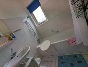 Badezimmer mit Wanne /Duschvorrichtung