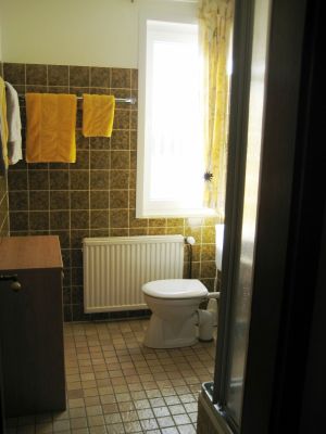 Bad mit Tageslicht und großem Fenster