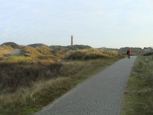 gut gepflasterte Wege durch die Dünen führen zum Leuchtturm
