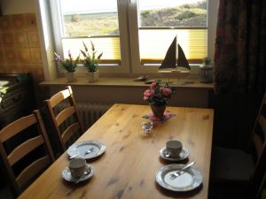 Schon beim Frühstück schauen Sie auf das Wattenmeer oder am Abend auf den strahlenden Leuchtturm