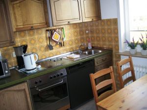 Hier finden Sie Alles, was Sie brauchen: reichlich Geschirr, Küchenutensilien, Geschirrspüler, Backofen, Kaffeemaschine, Toaster usw.