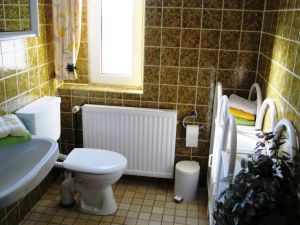 hell mit Fenster zum Lüften und viel Platz