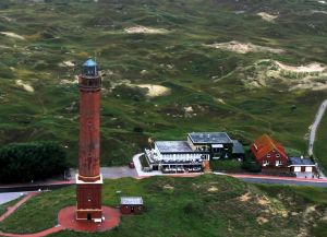 Das Haus
 (Leuchtturm-Restaurant und Düne 13)liegt direkt gegenüber dem Leuchtturm