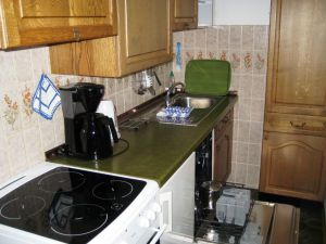 es ist alles da, was Sie brauchen:
reichlich Geschirr, Spülmaschine, Backofen, Kaffeemaschine, Toaster usw.