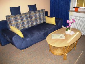 Das Sofa ist ein ausziehbares bequemes Schlafsofa