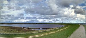 Blick vom U-Deich nach Osten zum Leuchtturm
