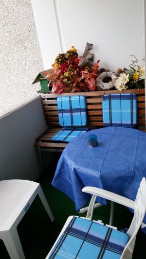 Da die Wohnung nach Osten ausgerichtet ist, können Sie im Sommer dort wunderbar frühstücken.