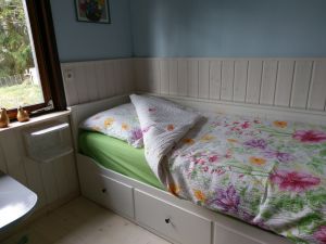 Das Bett kann in ein Doppelbett ausgezogen werden so das es eine Liegefläche von entweder 80 x 200 oder ausgezogen von 160 x 200 cm hat