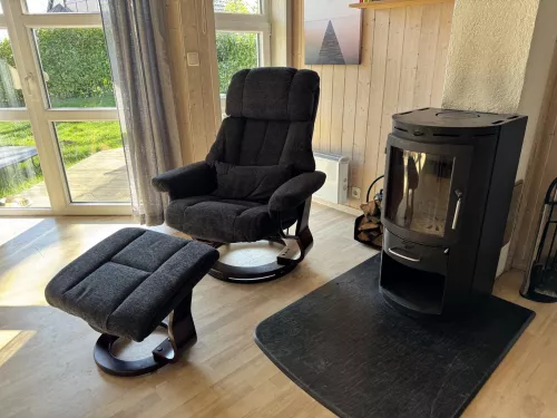 Relaxsessel am Kaminofen