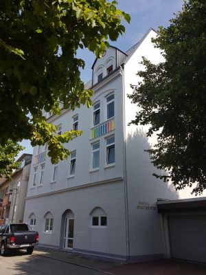 In der nördlichen Stadtmitte in einer ruhigen Seitenstraße liegt das Apartmenthaus 8 Grad Ost.