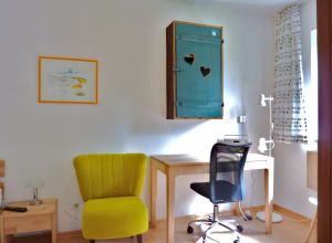 mit Schreibtisch und Allgäuer Hängeschrank