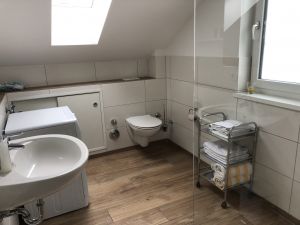 In unserem Badezimmer besteht die Möglichkeit Wäsche zu waschen, damit nicht allzuviele Kleidung eingepackt werden muss.