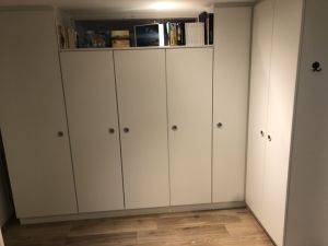 Gegenüber steht unser begehbarer Kleiderschrank, in welchem Ihre Urlaubsgarderobe Platz findet.