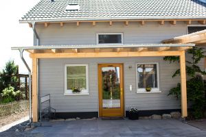 Die Haustür liegt in nördlicher Richtung, direkt davor ist der Autoabstellplatz und auch Platz für Ihre Fahrräder.