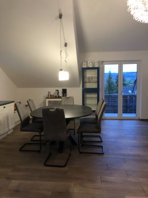 In unserem Essbereich gibt es viel Platz ...