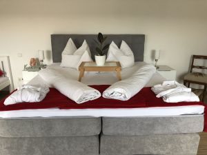 In unserem 25qm großen Schlafzimmer finden ein Stockbett (140/90 auf 200), ein Boxspringbett (180/200), eine Kommode und ein Schrank Platz.