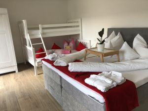 Unser Hochbett hat eine untere Liegefläche von 1,40 auf 2 Meter. Das obere Bett hat ein Maß von 90 auf 2 Meter.