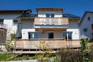 Die Fewo liegt im 1. OG und der dazu gehörende Balkon in südlicher Richtung - Sonne Pur :-)