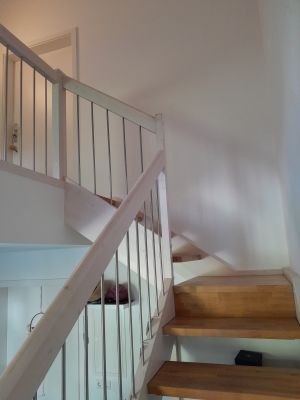 Über dieses Treppenhaus gelangen Sie in den 1. Stock, wo sich Ihr Feriendomizil befindet.