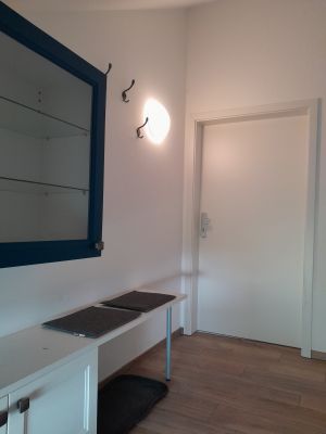 Hier können Ihre Schuhe stehen und die Jacken hängen. Jedoch können auch hier Ihre Koffer oder andere sperrigen Dinge stehen, welche Sie für Ihren Urlaub nicht benötigen.