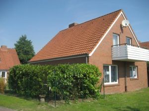 Haus - Hunde erlaubt ! Die Erdgeschoßwohnung kann gemietet werden. Vom Wohnzimmer kommt man auf die Terrasse und in den eingezäunten Bereich des Grundstückes. Ihr Hund kann sich dort frei bewegen.