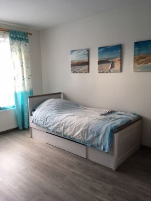 Kinderzimmer mit Einzelbetten Diese Zimmer hat neue Möbel bekommen, zwei Einzelbett 90x200cm die jeweils an der Wand stehen und einen neuen Schrank.
Der Bodenbelag ist erneuert, ein stabiles Klappbett ist für die 5.Person vorhanden.