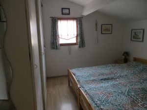 Mit Kleiderschrank ,Spiegel
und Nachtschränke