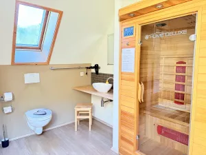 DG Tageslichtbad mit Sauna Bild 20: Wellness Ferienhaus Schwarzwaldhaus Zwink Enzklösterle Sauna BBQ Garten