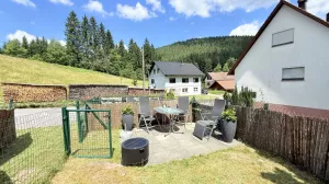 einegzäunte Esstischgruppe Bild 35: Wellness Ferienhaus Schwarzwaldhaus Zwink Enzklösterle Sauna BBQ Garten