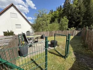 eingezäunte Esstischgruppe Bild 34: Wellness Ferienhaus Schwarzwaldhaus Zwink Enzklösterle Sauna BBQ Garten