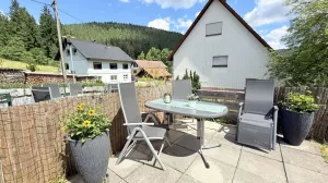 eingezäunte Esstischgruppe Bild 36: Wellness Ferienhaus Schwarzwaldhaus Zwink Enzklösterle Sauna BBQ Garten