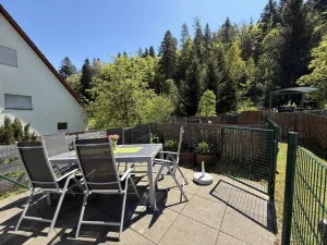 eingezäunte Esstischgruppe Bild 37: Wellness Ferienhaus Schwarzwaldhaus Zwink Enzklösterle Sauna BBQ Garten