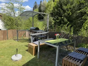 eingezäunter Garten mit BBQ Hängesessel, Spielplatz