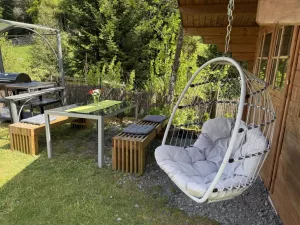 Garten mit BBQ Hängesessel Bild 32: Wellness Ferienhaus Schwarzwaldhaus Zwink Enzklösterle Sauna BBQ Garten