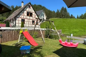 Garten mit Spielplatz Bild 33: Wellness Ferienhaus Schwarzwaldhaus Zwink Enzklösterle Sauna BBQ Garten