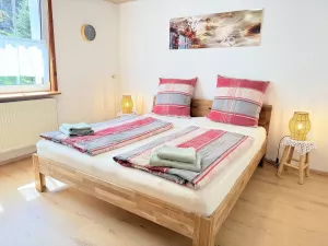 mit einem Bett von 180x200
ein Babybett stellen wir gerne dazu