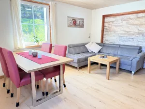 gemütliches Wohn-Esszimmer in Hochparterre Bild 23: Wellness Ferienhaus Schwarzwaldhaus Zwink Enzklösterle Sauna BBQ Garten