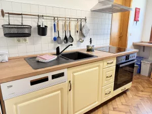 Küche in Hochparterre Bild 21: Wellness Ferienhaus Schwarzwaldhaus Zwink Enzklösterle Sauna BBQ Garten
