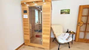 Das Schlafzimmer ist mit einer Infrarotsauna ausgestattet und lädt zur Entspannung ein.

Boxspringbett von 180x200
gerne stellen wir ein Babybett zur Verfügung