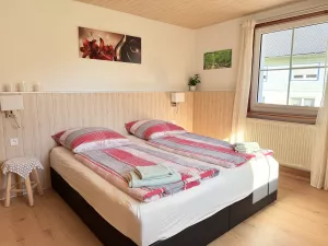 Das Schlafzimmer ist mit einer Infrarotsauna ausgestattet und lädt zur Entspannung ein.

Das Boxspringbett von 180x200
gerne stellen wir ein Babybett zur Verfügung