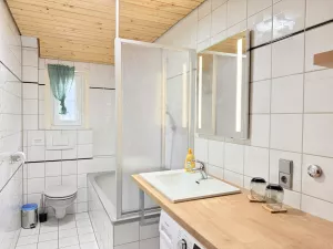 Tageslichtbad mit Badewanne OG mit Waschmaschine und Trockner