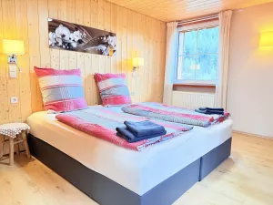 Vier Bett Schlafzimmer OG Bild 14: Wellness Ferienhaus Schwarzwaldhaus Zwink Enzklösterle Sauna BBQ Garten