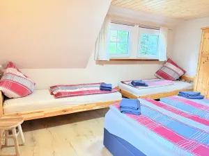 Vier Bett Schlafzimmer OG Bild 15: Wellness Ferienhaus Schwarzwaldhaus Zwink Enzklösterle Sauna BBQ Garten