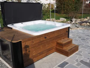 7 Sitzplätze, direkt neben den Biopool