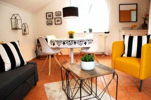 Blick ins Esszimmer mit Esstisch für mit 4 Personen & 1 Kleinkind (Hochstuhl)