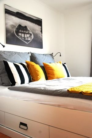 mit Bett (1,80 x 2,00 m), Leselampen, Nachttischen & Kleiderschränken
