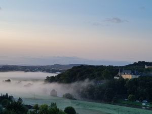 Sonnenaufgang und das Schloss im aufsteigenden Nebel
