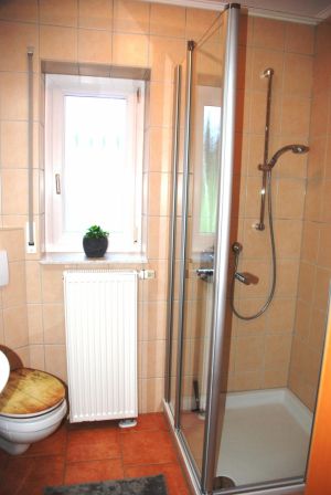 mit großer Glasdusche und Fußbodenheizung