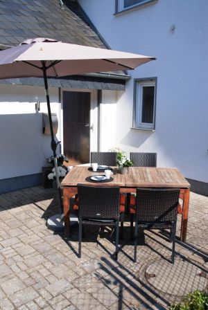 mit Sonnenliegen und Sonnenschirm