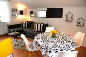 offenes, modernes Wohn- & Esszimmer mit Flachbildschrim, DVD-Player, Stereoanlage, Spielen, Büchern, CD`s, DVD`s, etc.